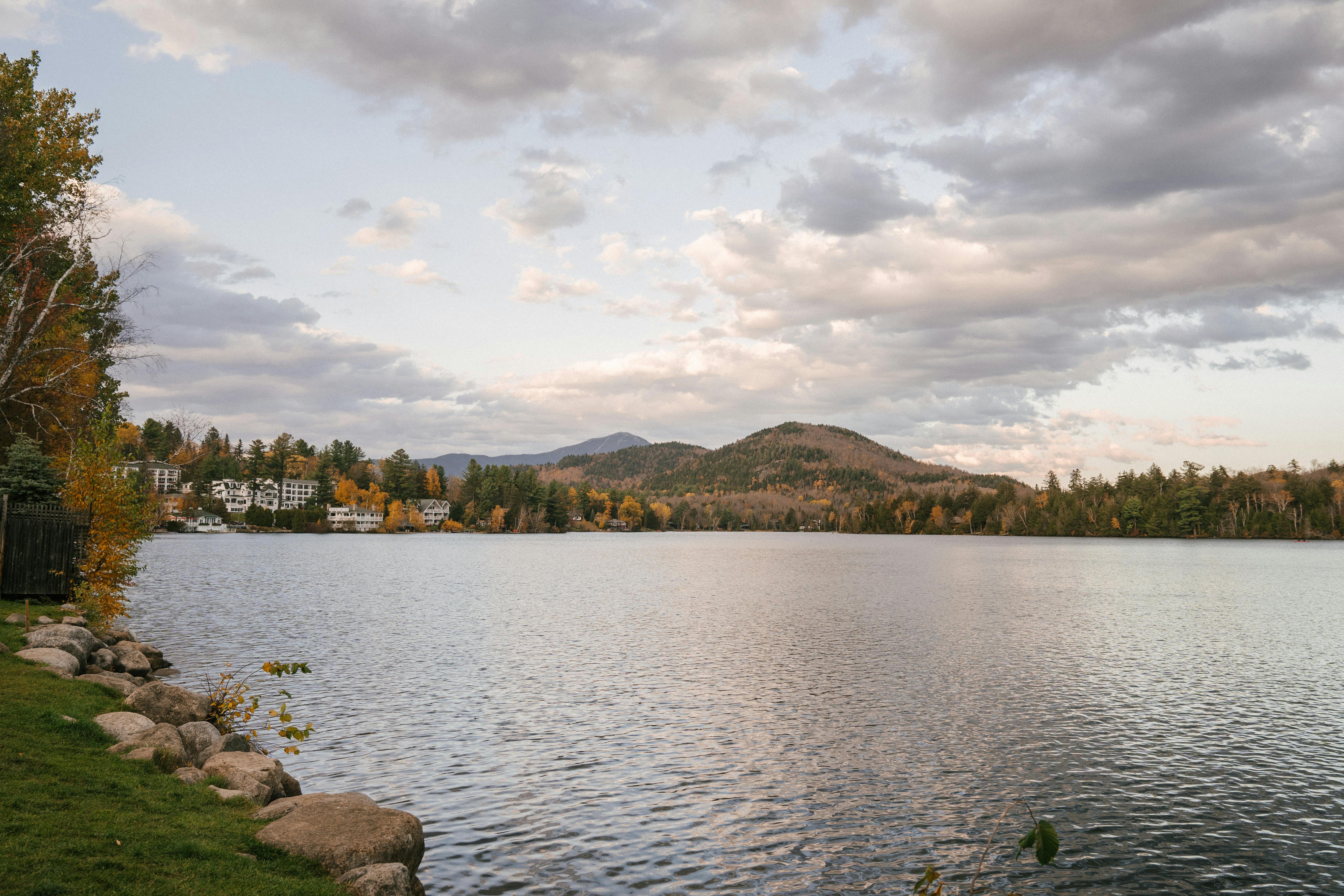 宁静的湖畔，秋水映照着树木，村庄静谧安详