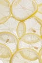 白色背景上，半透明柠檬片的艺术特写展示了其纹理与新鲜度