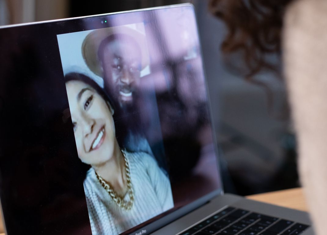 Online dating: starting a conversation on a niche platform