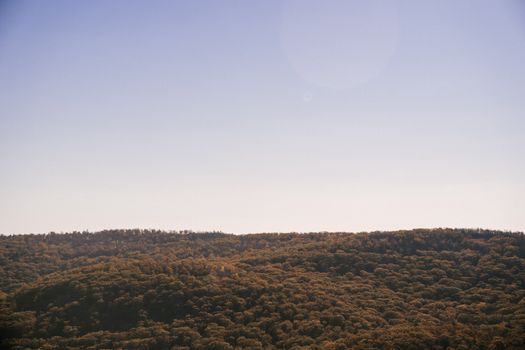 郁郁葱葱的山景与清澈无云的天空，构成了一片宁静的景色