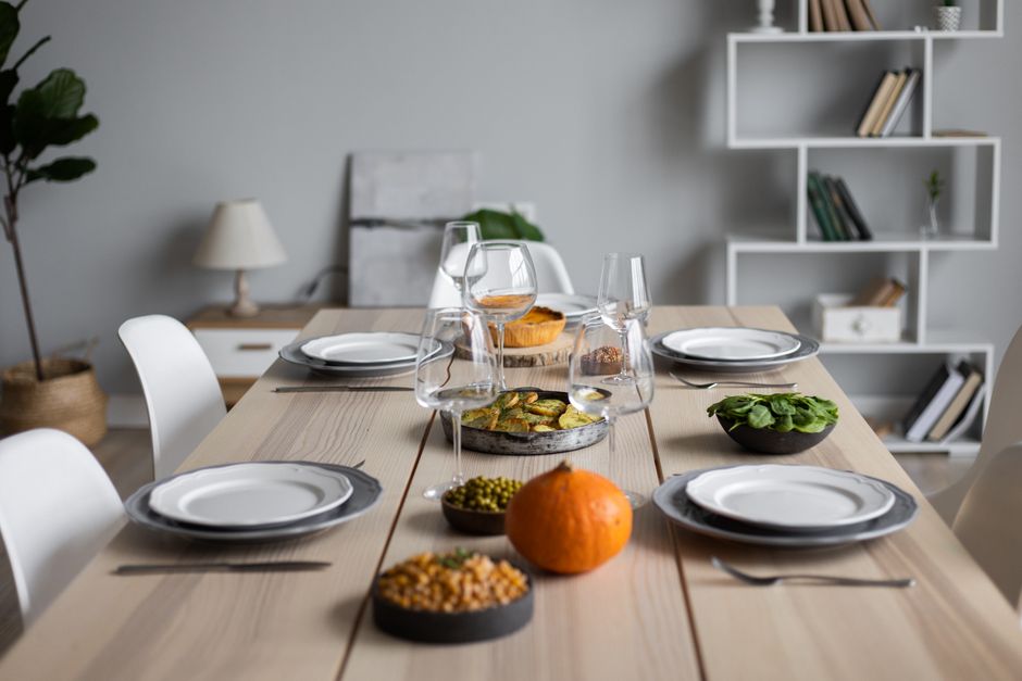 Elegante tafelschikking met herfsttinten en kaarsen. Elegante tafelschikking met herfsttinten en kaarsen.