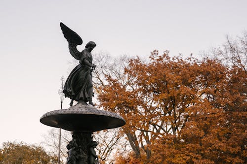 Engel Des Wassers Statue Gegen Herbstbäume