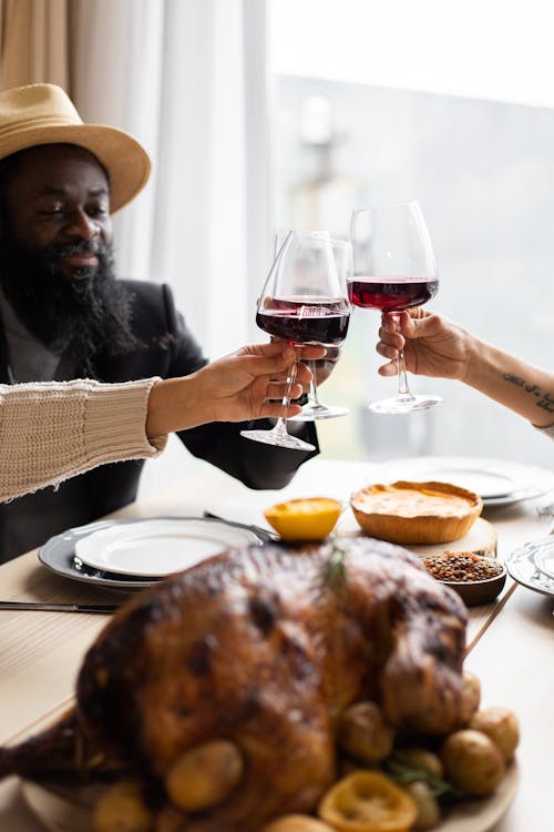 Uomo In Camicia Nera Che Tiene Bicchiere Di Vino Trasparente