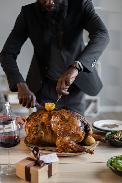 Personne Tenant Une Fourchette En Acier Inoxydable Et Un Couteau à Steak En Tranches De Poulet Rôti