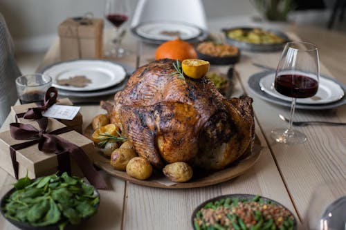 Poulet Rôti Sur Plaque En Céramique Blanche