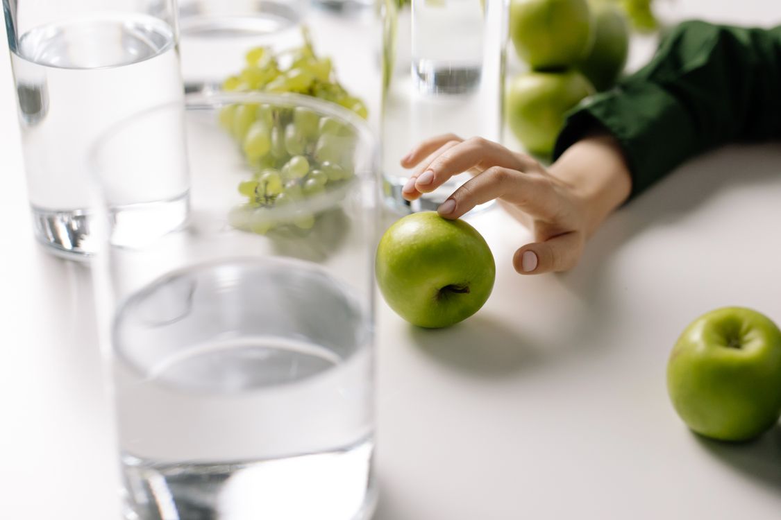 Vaso de agua con frutas frescas