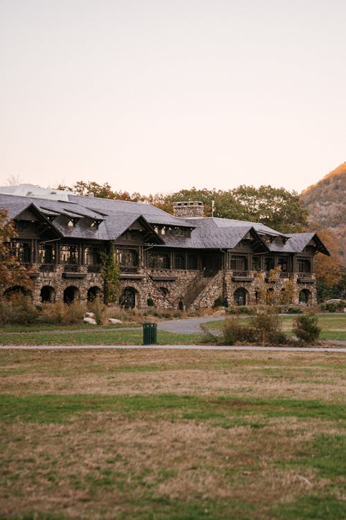 Rumah Tua Di Bidang Musim Gugur