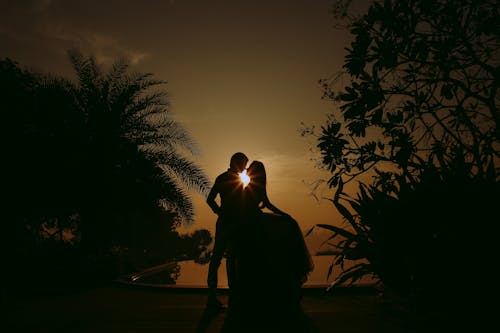 gratis Silhouet Van Romantisch Koppel Bij Zonsondergang Stockfoto