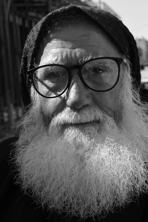 Free A Grayscale Photo of an Elderly Man Wearing Eyeglasses Stock Photo