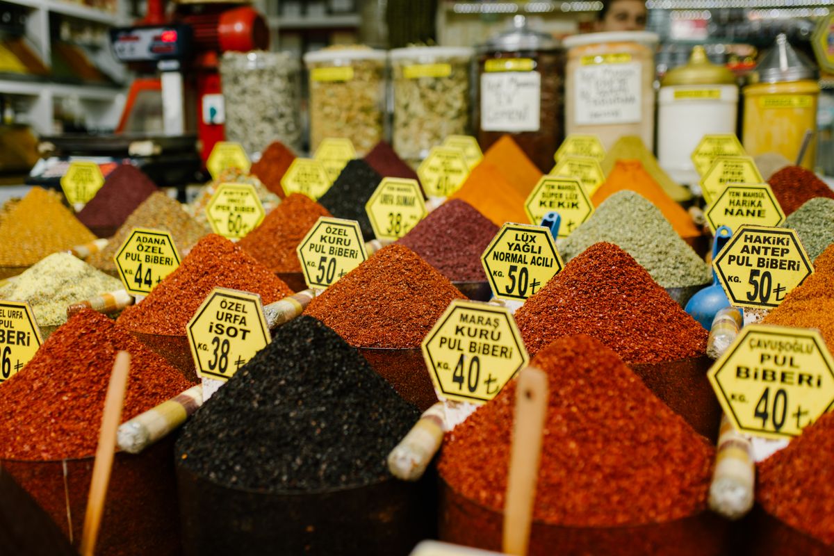 Vibrante exibição de especiarias diversas em um mercado tradicional, simbolizando a riqueza dos mercados emergentes.