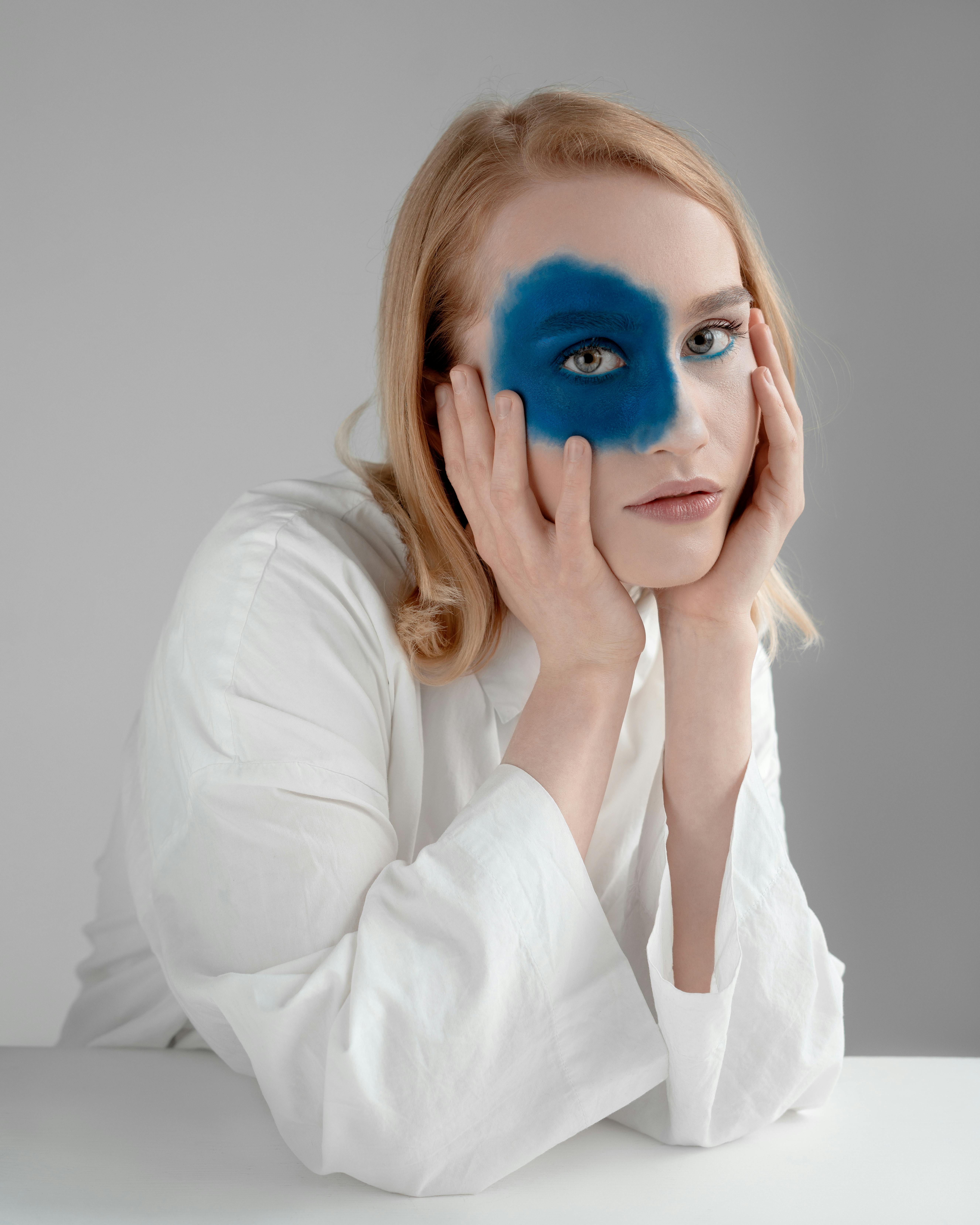 Mujer Con Mancha De Sombra De Ojos Azul En La Cara