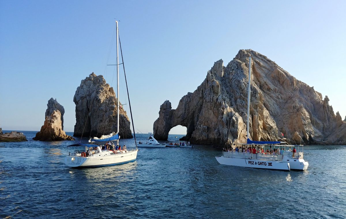 Hermosos veleros cerca del icónico Arco de Cabo San Lucas, México bajo un cielo despejado