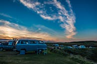 苏格兰杜尼斯的大众露营车旁，日落美景风景秀丽