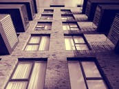 低角度的砖建筑与阳台和窗户投下戏剧性的阴影