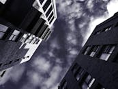 从低角度拍摄的现代摩天大楼引人注目，天空多云