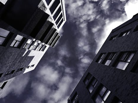 从低角度拍摄的现代摩天大楼引人注目，天空多云