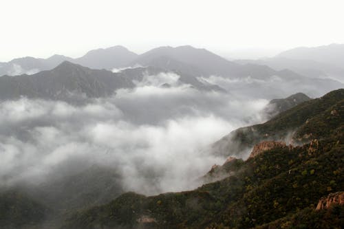 Nuvole In Cima Alle Catene Montuose