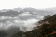 云雾缭绕的山顶景色宁静，自然景观祥和