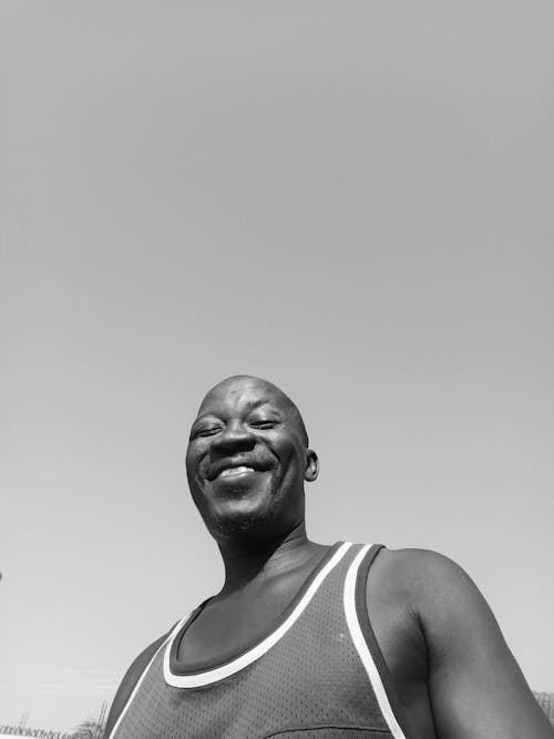 Kostenloses Stock Foto zu afroamerikanischer mann, basketball trikot, graustufenfotografie