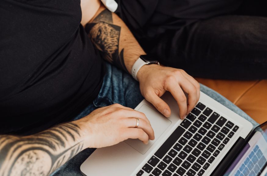 Online dating: starting a conversation on a niche platform