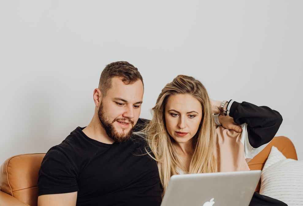 Online dating: starting a conversation on a niche platform