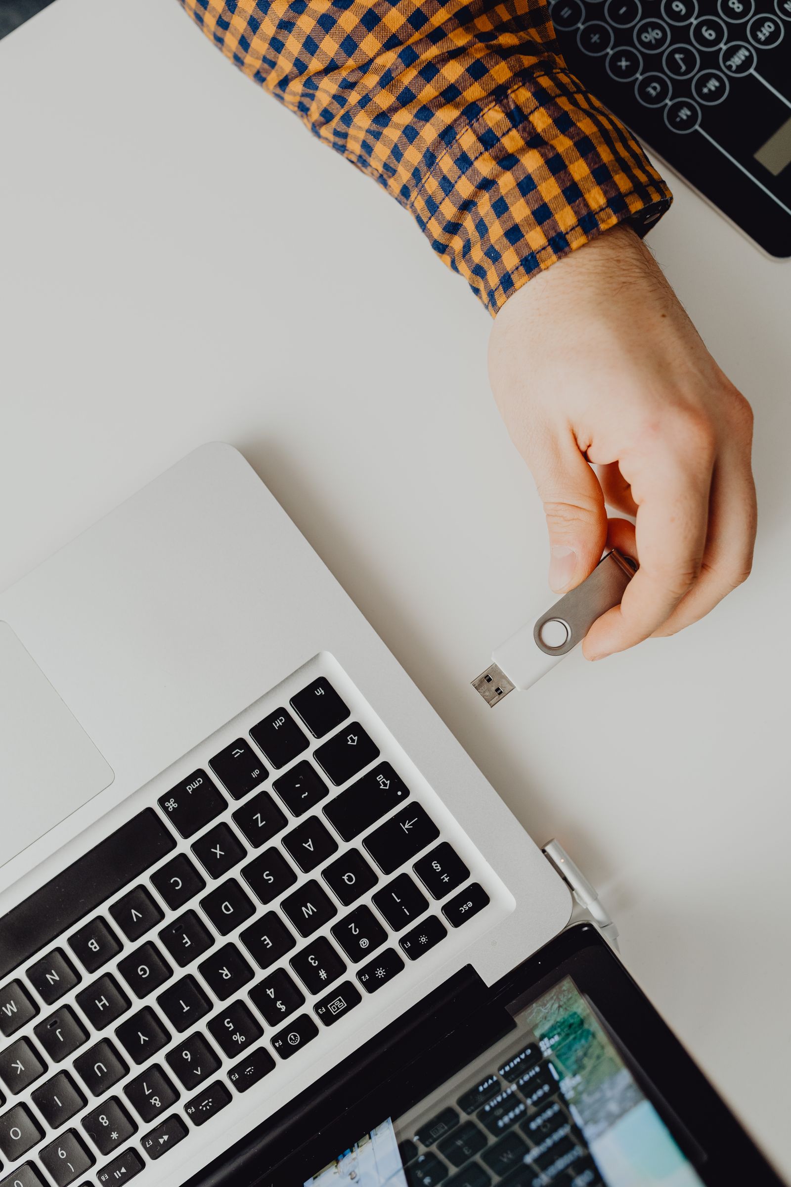 Windows kurulum USB belleğini dizüstü bilgisayara takan kullanıcı