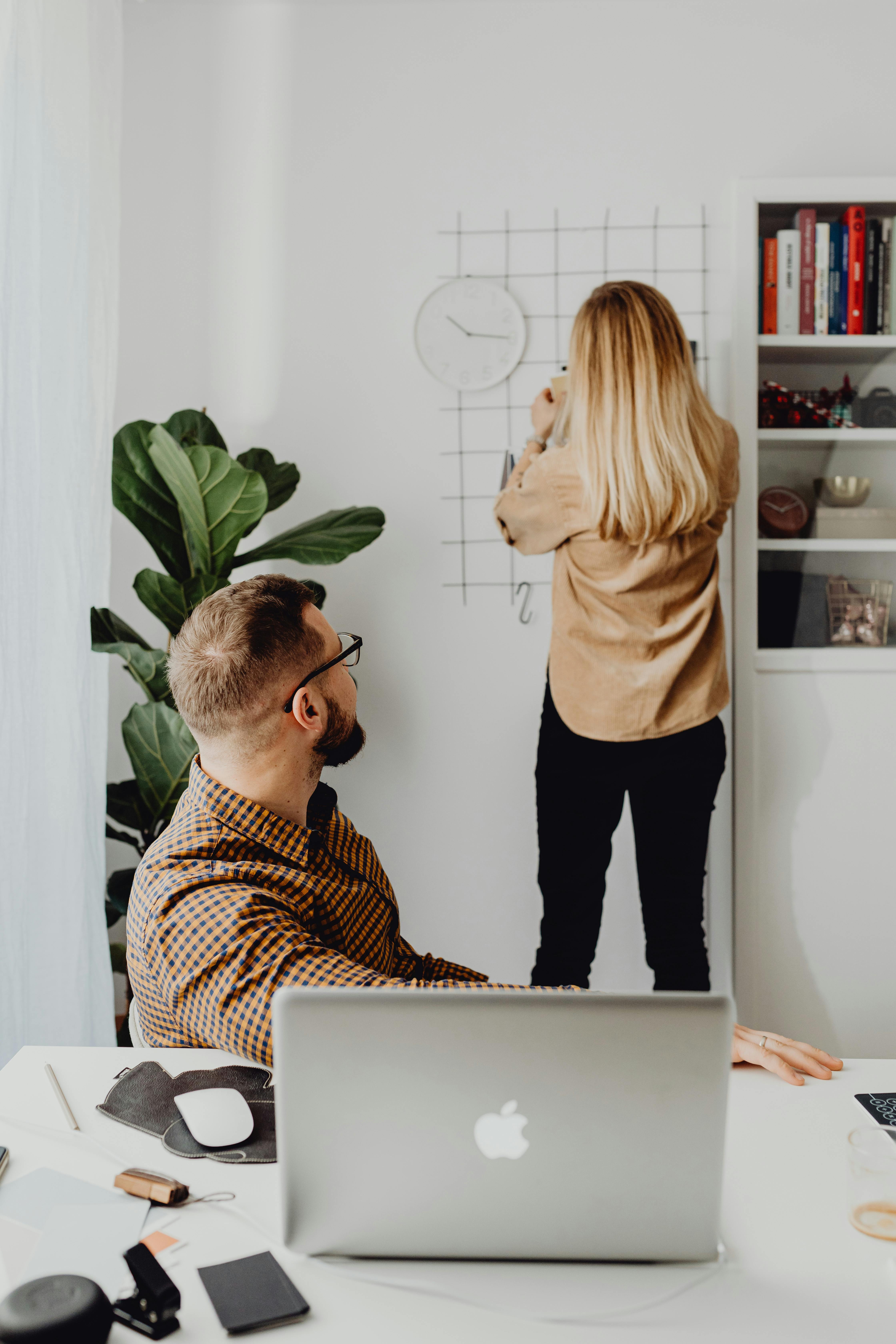 一男一女在一个现代化的办公空间里合作