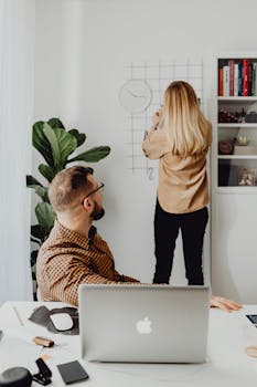 一男一女在一个现代化的办公空间里合作