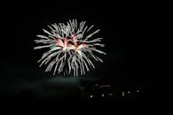 绚丽的烟花点亮夜空，烘托出节日的喜庆氛围