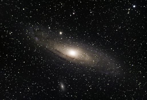 仙女座星系被无数恒星包围，景象令人惊叹