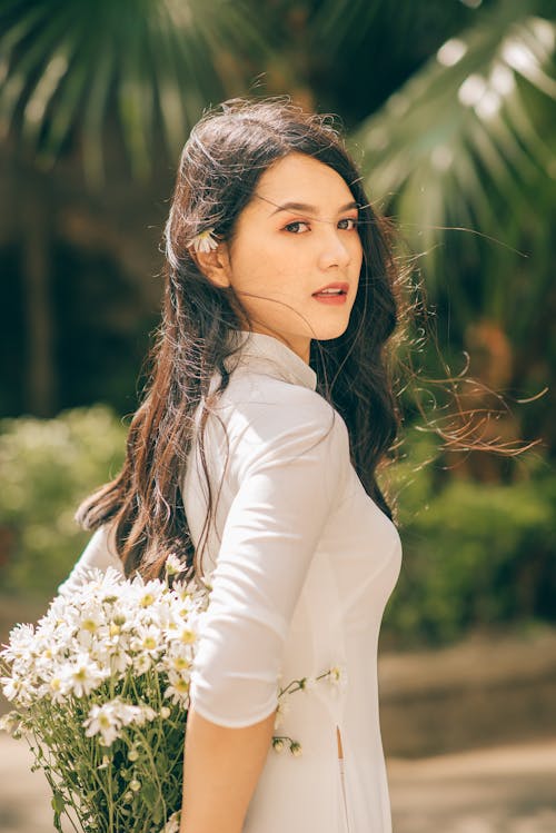 Gratis stockfoto met aantrekkelijk mooi, Aziatische vrouw, boeket bloemen