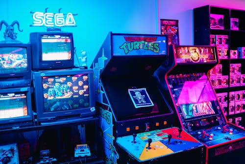 arcade, neon, oyun makineleri içeren Ücretsiz stok fotoğraf
