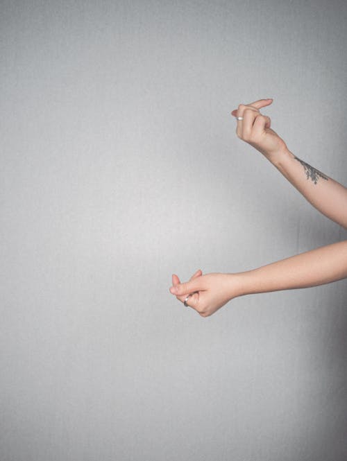 Kostnadsfri bild av arm tatuering, armar, fingrar