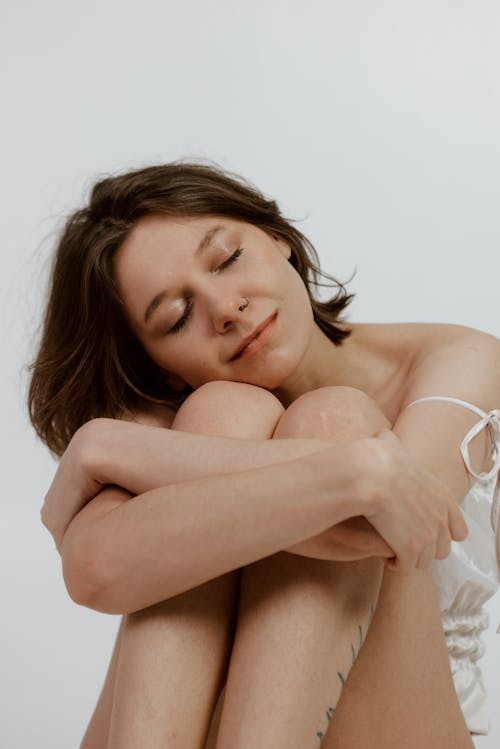 Topless Kobieta, Leżąc Na łóżku