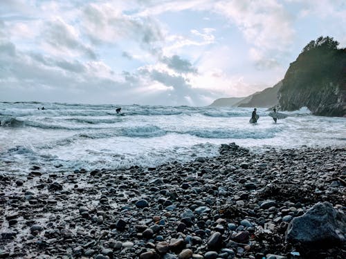 çakıl taşlı plaj, dalgalar kırmak, deniz kıyısı içeren Ücretsiz stok fotoğraf