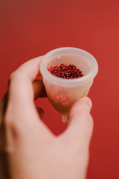 Persona Che Tiene Tazza Di Ceramica Bianca Con Liquido Rosso