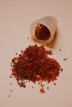 特写镜头中，红色珠子从月经杯中溢出，突出了纹理和颜色