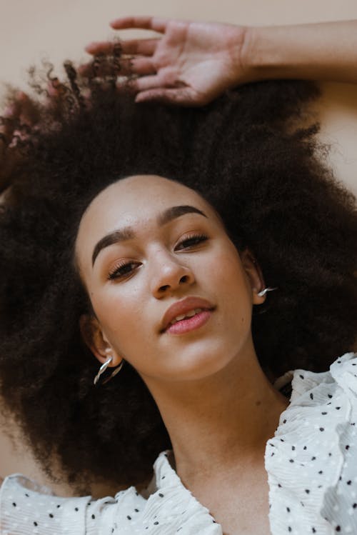 Ingyenes stockfotó afro haj, arc, beltéri témában