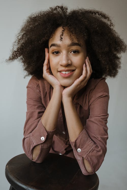 Ingyenes stockfotó afro haj, álló kép, beltéri témában