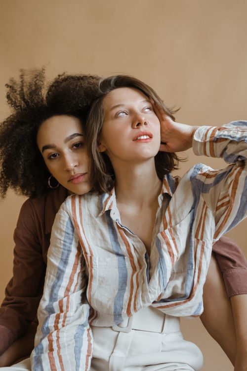 Free Portrait of two women in stylish outfits, showcasing diversity and friendship. Stock Photo