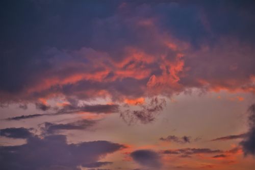 Free Stunning twilight sky with vibrant clouds during sunset, capturing a dramatic blend of colors. Stock Photo