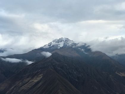Sommet enneigé des Andes péruviennes près de Cusco sous un ciel nuageux