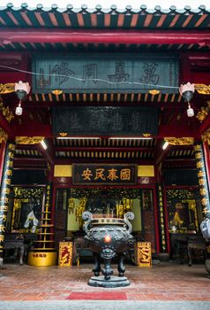 这座美丽的传统寺庙立面装饰华丽，并设有一座大型焚香炉