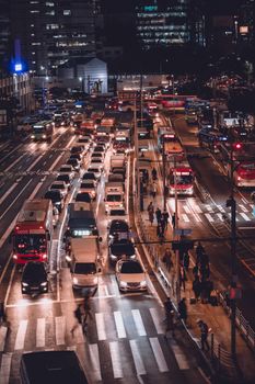 首尔市中心繁忙的交通和行人在高清夜视下的景象