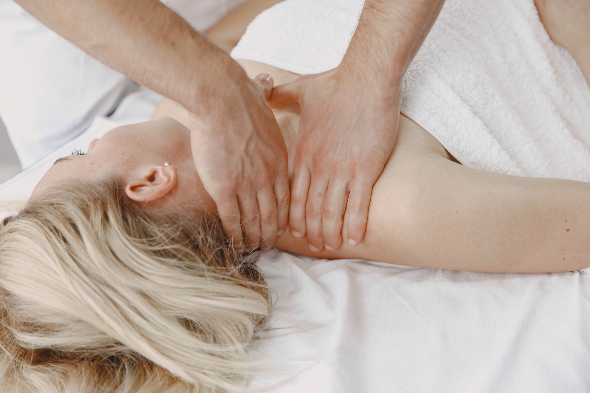Finding Relief for Frozen Shoulder: Expert Stretches and Massage Techniques
