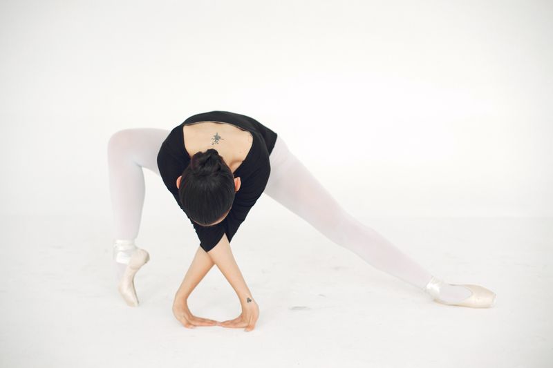 Dancer holding an extended pose in a studio — photo by Gustavo Fring on Pexels