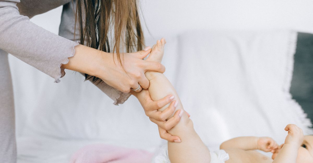 Massage pieds bébé : Guide sécurisé parents
