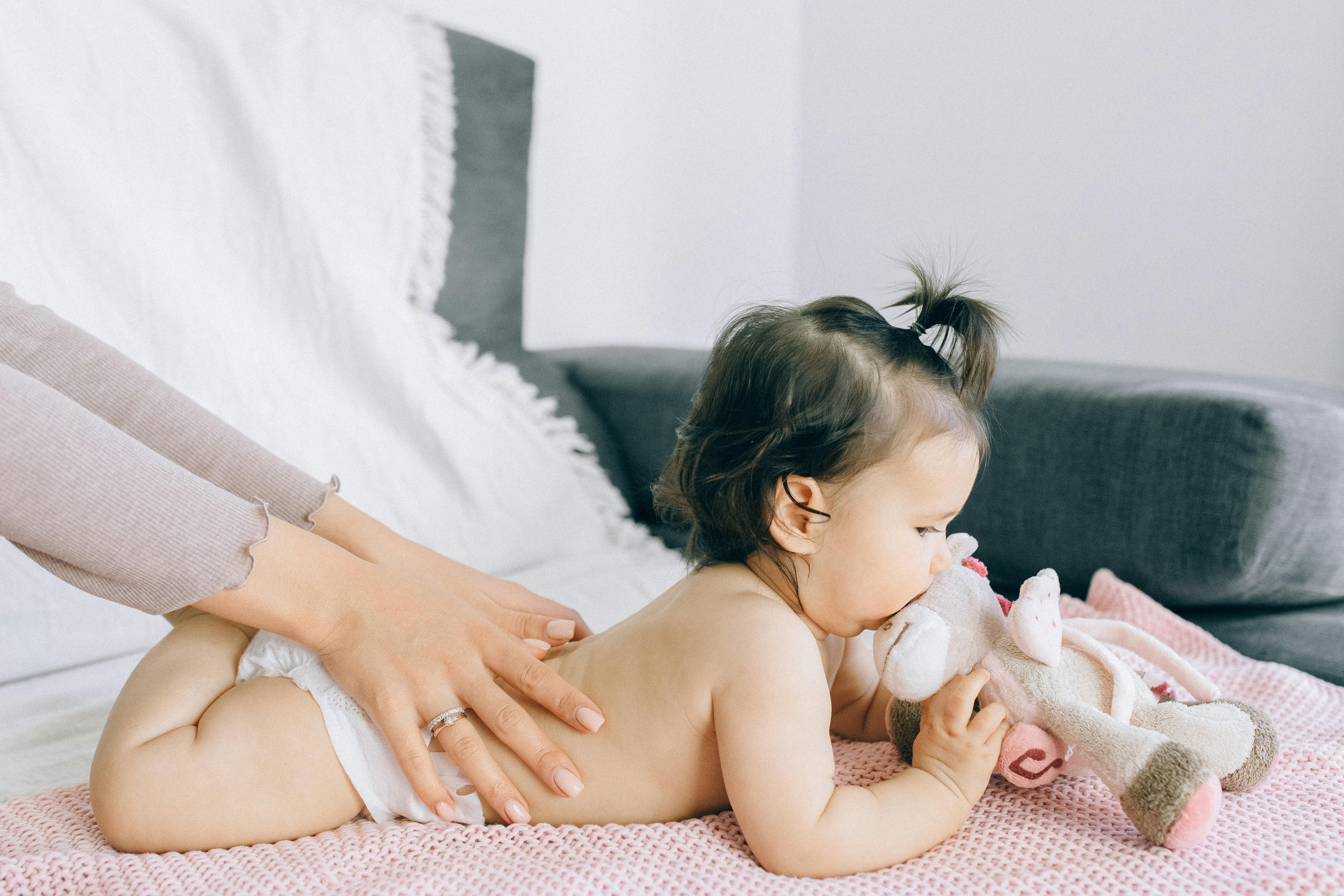 Bébé allongé sur un canapé