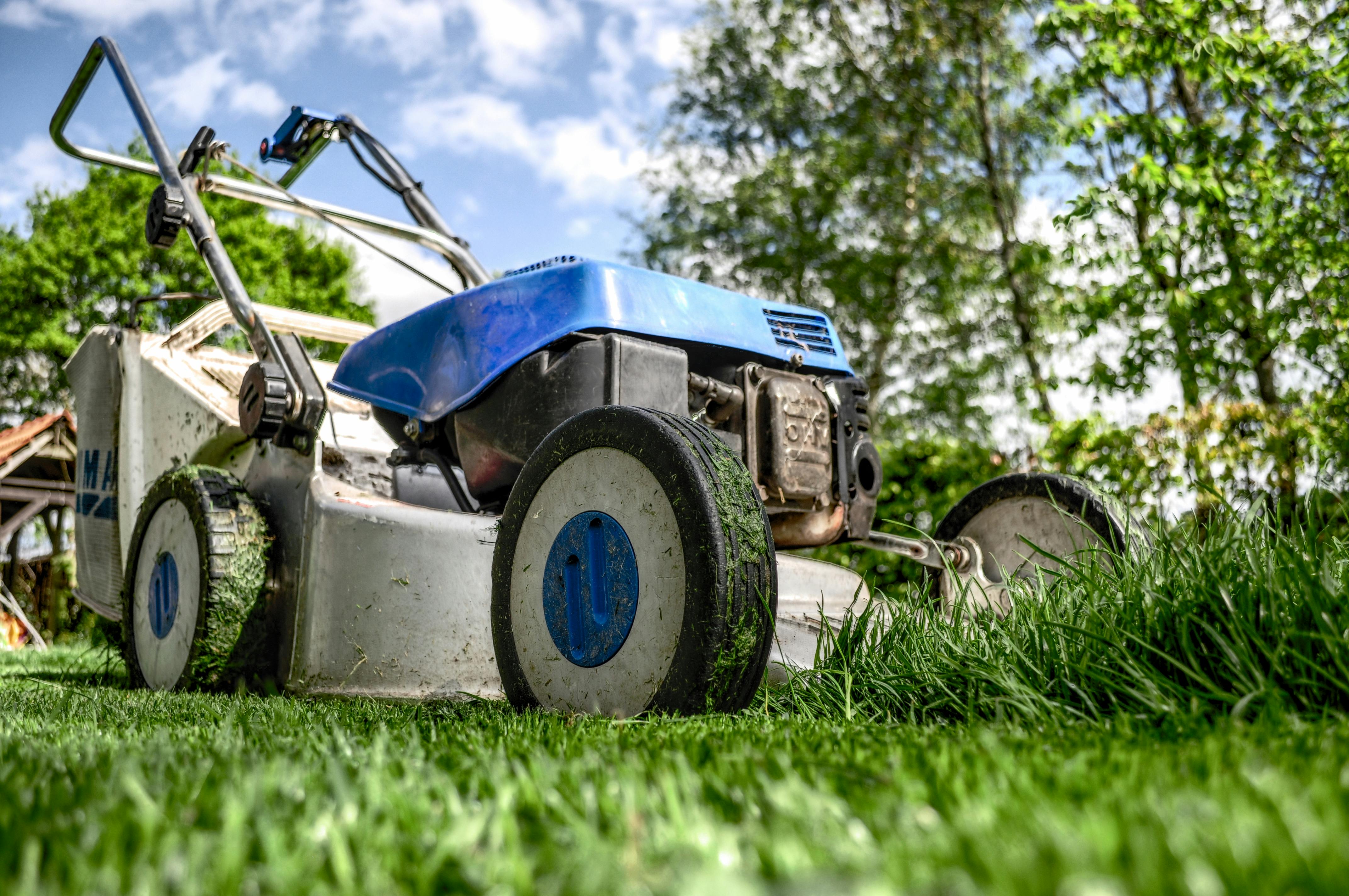 White Push Lawnmower \u00b7 Free Stock Photo