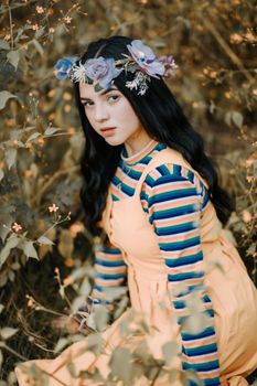 这是一幅时尚肖像，画中一位头戴花卉王冠的女子，四周环绕着大自然的鲜花